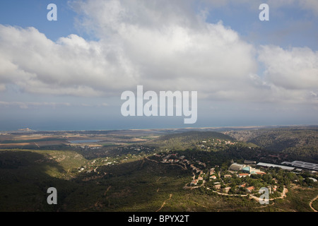 Luftaufnahme des Dorfes von Nir Ezyon auf dem Carmel-Grat Stockfoto