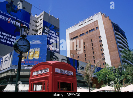 Telefonzelle und Gebäude in La Recoleta Bezirk - Buenos Aires - Argentinien Stockfoto