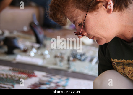 Frau touristische shopping für Schmuck alte Stadt Indian Post, Albuquerque, New Mexico, USA, 17. Juni 2010 © Katharine Andriotis Stockfoto