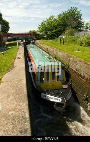 Ein Kanal Narrowboat durchläuft eine Sperre auf dem Ashton Kanal in Droylsden, Tameside, Manchester, England, UK Stockfoto