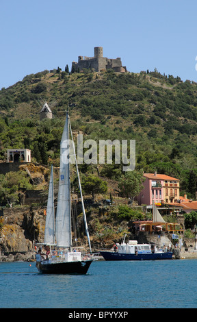 Collioure, einem malerischen Urlaubsort und Hafen an der Cote Vermeille Südfrankreich Stockfoto