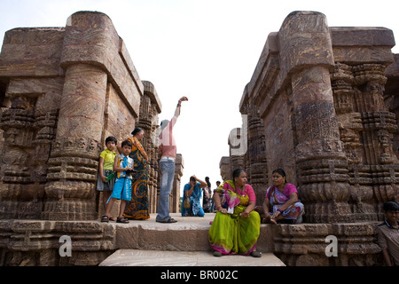 Indische Tourist am Sonnentempel in Konark, Orissa, Indien. Ein indischer Mann wird von seiner Frau fotografiert. Stockfoto