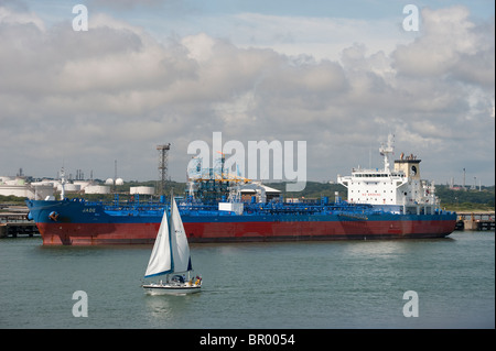 Yacht segeln vor der Rohöl-Tanker, Jade, an Southampton docks, England. Stockfoto