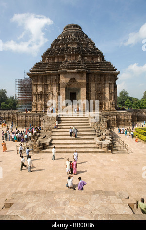 Viele Touristen besuchen den Sonnentempel in Konark, Orissa, Indien. Stockfoto