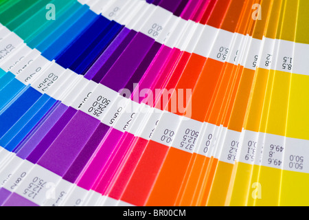 Pantone-Probe-Farben-Katalog zu öffnen Stockfoto