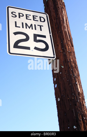 25 Meilen pro Stunde Tempolimit Schild hing an der Seite ein Lichtmast Stockfoto