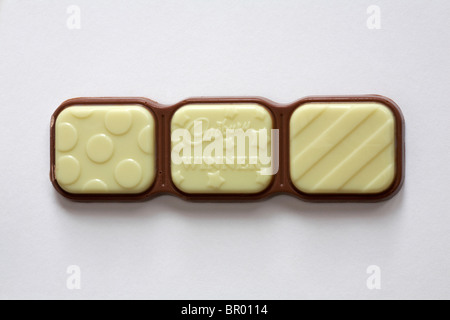 Cadbury Spots V Streifen Herausforderung bar Schokoriegel aus Verpackung isoliert auf weißem Hintergrund Stockfoto