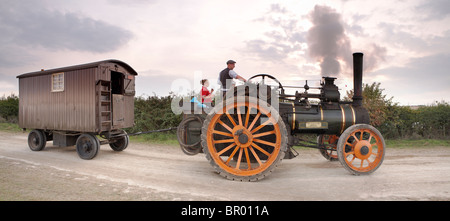 McLaren-Zugmaschine ziehen einen Leben Wagen an die Great Dorset Steam Fair 2010. Stockfoto