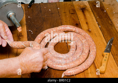 Finishing Wurst füllen mit zwei bereits fertig Wurst auf einem Holztisch Stockfoto