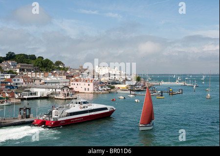 Red Funnel Hochgeschwindigkeits-Katamaran geht andere Boote, wie es Cowes auf der Isle Of Wight, England Blätter Stockfoto