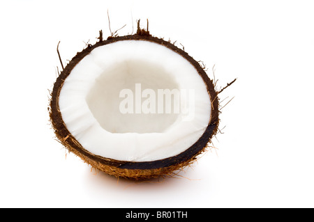 Halbierte Kokosnuss innen isoliert auf weißem Hintergrund Stockfoto