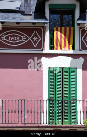 Straße Haus Balkon katalanische Flagge bunte Detail in Grenzstadt Puigcerdà Katalonien Spanien Stockfoto