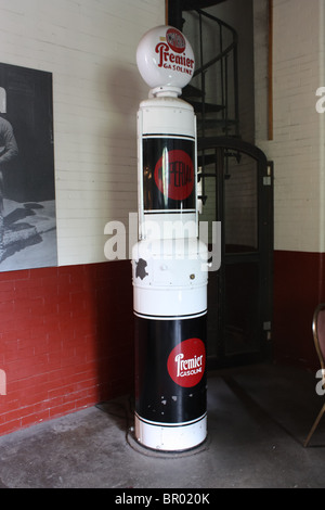 Vintage 50er Jahre 60er Jahre Gas Pumpe Station Kraftstofftank Stockfoto