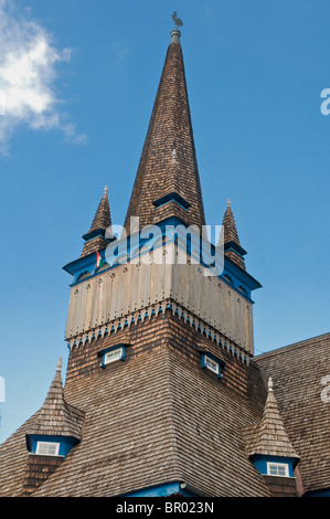 Detailansicht des Turms der Holzkirche in Miskolc, Ungarn Stockfoto