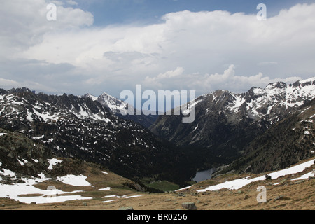 Estany Llong-Blick vom Portarro d'Espot Passhöhe auf Pyrenäen Traverse im spanischen Sant Maurici Nationalpark Pyrenäen Stockfoto