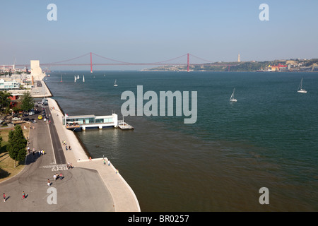 Blick über den Tejo-Fluss vom Turm von Belem in Lissabon, Portugal Stockfoto