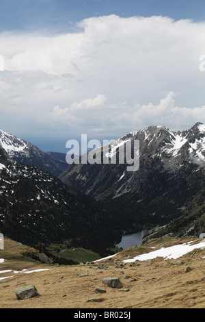 Estany Llong-Blick vom Portarro d'Espot Passhöhe auf Pyrenäen Traverse im spanischen Sant Maurici Nationalpark Pyrenäen Stockfoto