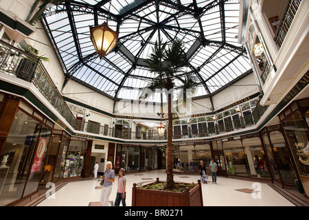 Großbritannien, England, Merseyside, Southport, Lord Street, Wanderer Arcade viktorianischen warf eisernen Dach Überdachung Stockfoto