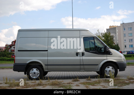 Ford Transit 2.4 TDCi AWD 140 T350 Trend Kastenwagen - Chill - MWB - deutschen beliebte MCV, Kastenwagen - Parkanlage, Stadt Stockfoto