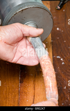 Bildung von Würstchen Darm mit würzigen Hackfleisch füllen Stockfoto