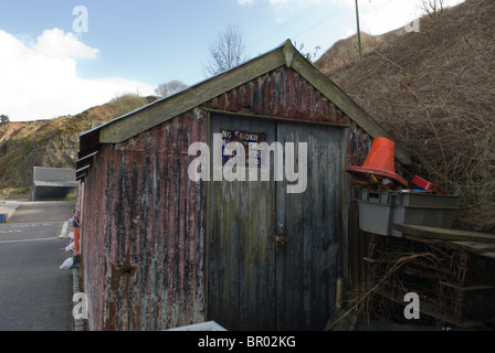 Alte rostige Schuppen mit verwitterten Schild Nein Rauchen No Matches No Lichter erlaubt Stonehaven Hafen, Aberdeenshire, Schottland Stockfoto