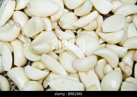 Frisch und lecker Knoblauchzehen geschält und gehäuft Stockfoto