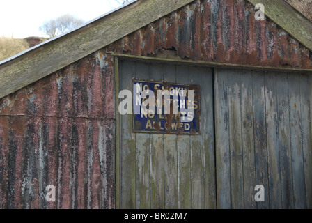 Alte rostige Schuppen mit verwitterten Schild Nein Rauchen No Matches No Lichter erlaubt Stonehaven Hafen, Aberdeenshire, Schottland Stockfoto