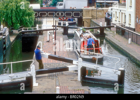 Ein Narrowboat Hampstead Road Schleuse am Regents Kanal in Camden Town London England UK Stockfoto