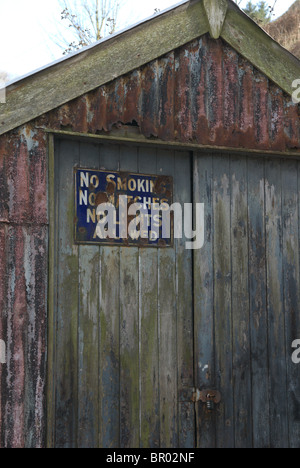 Alte rostige Schuppen mit verwitterten Schild Nein Rauchen No Matches No Lichter erlaubt Stonehaven Hafen, Aberdeenshire, Schottland Stockfoto