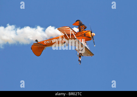 Eine Boeing PT17 Stearman invertiert mit Wing Walker Breitling-Team Stockfoto