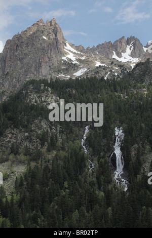 De Ratera Wasserfälle und alpinen Wald Pyrenäen Traverse planmäßig im spanischen Sant Maurici Nationalpark Pyrenäen Stockfoto