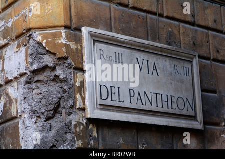 Straßenschild „Via del Pantheon“ in der Stadt Rom, Italien. Stockfoto