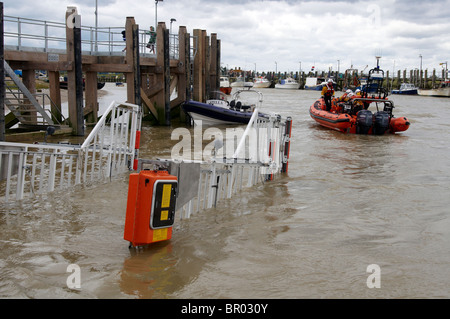 Roggen (East Sussex) inshore Rettungsboot, das Bootshaus nach einer Übung wiederhergestellt wird Stockfoto