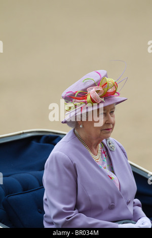 Queen Elizabeth in ihrem Elfenbein angebracht Phaeton, Inspektion der Linie. "Trooping die Farben" 2010 Stockfoto