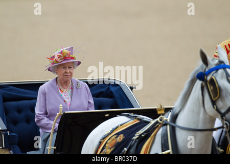 Queen Elizabeth in ihrem Elfenbein angebracht Phaeton, Inspektion der Linie. "Trooping die Farben" 2010 Stockfoto