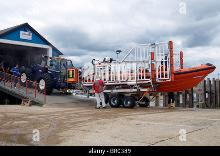 Roggen (East Sussex) inshore Rettungsboot, das Bootshaus nach einer Übung wiederhergestellt wird Stockfoto