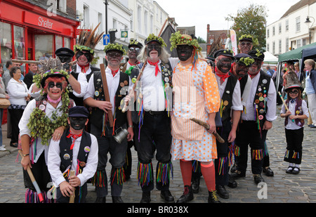 Morris Tänzer posieren für ein Foto bei Faversham beim Hop festival Stockfoto