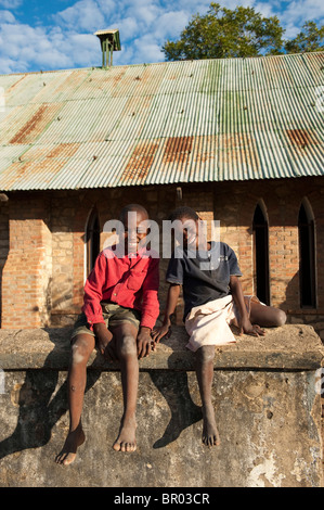 Kinder am Stein mission Kirche auf dem Gelände des 19. Jahrhunderts Sklavenmarkt, Nkhotakota, Malawi Stockfoto