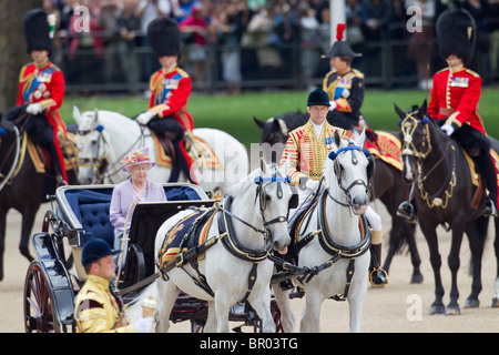 Queen Elizabeth in ihrem Elfenbein angebracht Phaeton, Inspektion der Linie. "Trooping die Farben" 2010 Stockfoto