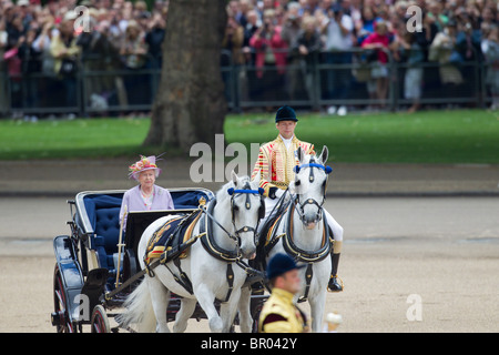 Queen Elizabeth in ihrem Elfenbein angebracht Phaeton, Inspektion der Linie. "Trooping die Farben" 2010 Stockfoto