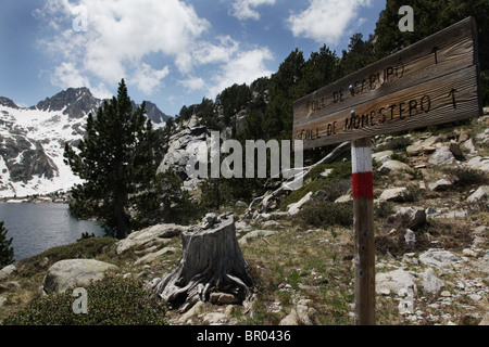 Route über Pässe am Estany Negra de Peguera 2330m in der Nähe von Refugi JM Blanc in Sant Maurici Nationalpark Pyrenäen Spanien Stockfoto