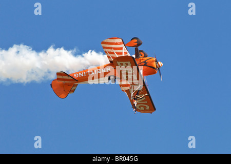 Eine Boeing PT17 Stearman invertiert mit Wing Walker Breitling-Team Stockfoto