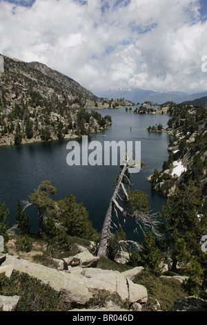 Klassische Cirque alpine Damm am Estany Tort de Peguera 2318m in der Nähe von Refugi JM Blanc in Sant Maurici Nationalpark Pyrenäen Spanien Stockfoto