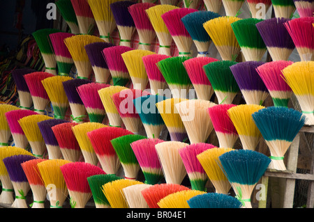 Vietnam, Da Nang. Alte Kaiserstadt Hauptstadt Hue. Bunte handgemachte Räucherstäbchen. Stockfoto