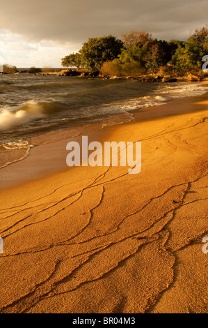 Strand am Lake Malawi, Nkhotakota, Malawi Stockfoto