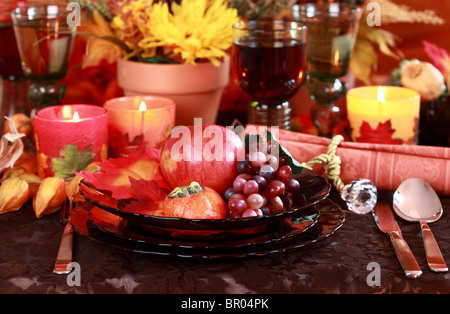 Tischdekoration mit Herbst Dekoration zum Erntedankfest Stockfoto