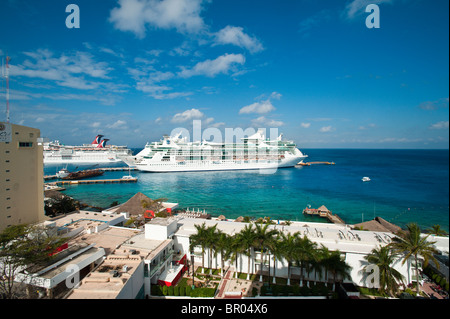 Mexiko, Cozumel. Sonnenschirme am Strand im Grand Park Royal Hotel, San Miguel, Isla Cozumel, Cozumel Island. Stockfoto