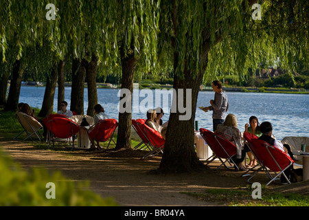 Die Terrasse der Bar im Schatten der Trauerweiden in Vichy (Frankreich). Terrasse de bar à l ' ombre de Saules Pleureurs À Vichy. Stockfoto