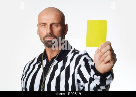 Ein Fußballschiedsrichter zeigt eine gelbe Karte Stockfoto