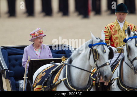 Queen Elizabeth in ihrem Elfenbein angebracht Phaeton, Inspektion der Linie. "Trooping die Farben" 2010 Stockfoto